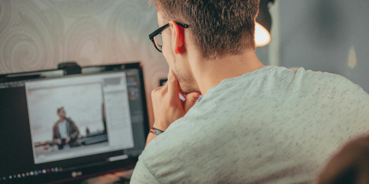 Chat vs Text: Understanding the Differences for Efficient Communication