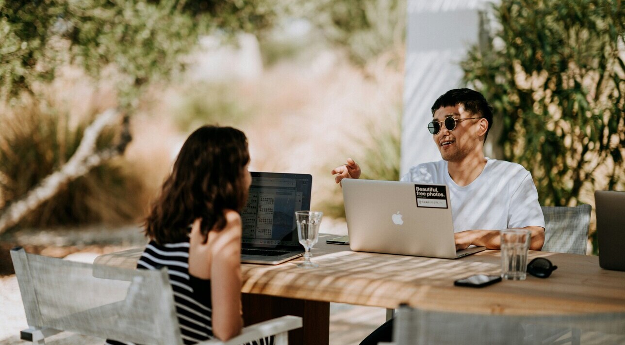 Top 12 features of a professional work chat app every team needs (including Zenzap)