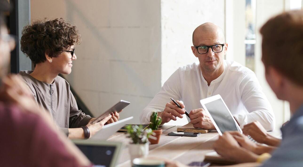 Everything you need to know about team chat apps vs personal messaging for work