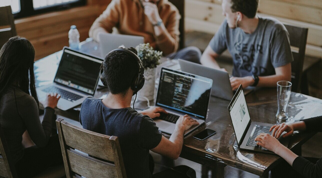 Enterprise chat software: Direct messaging and threaded conversations for team chat