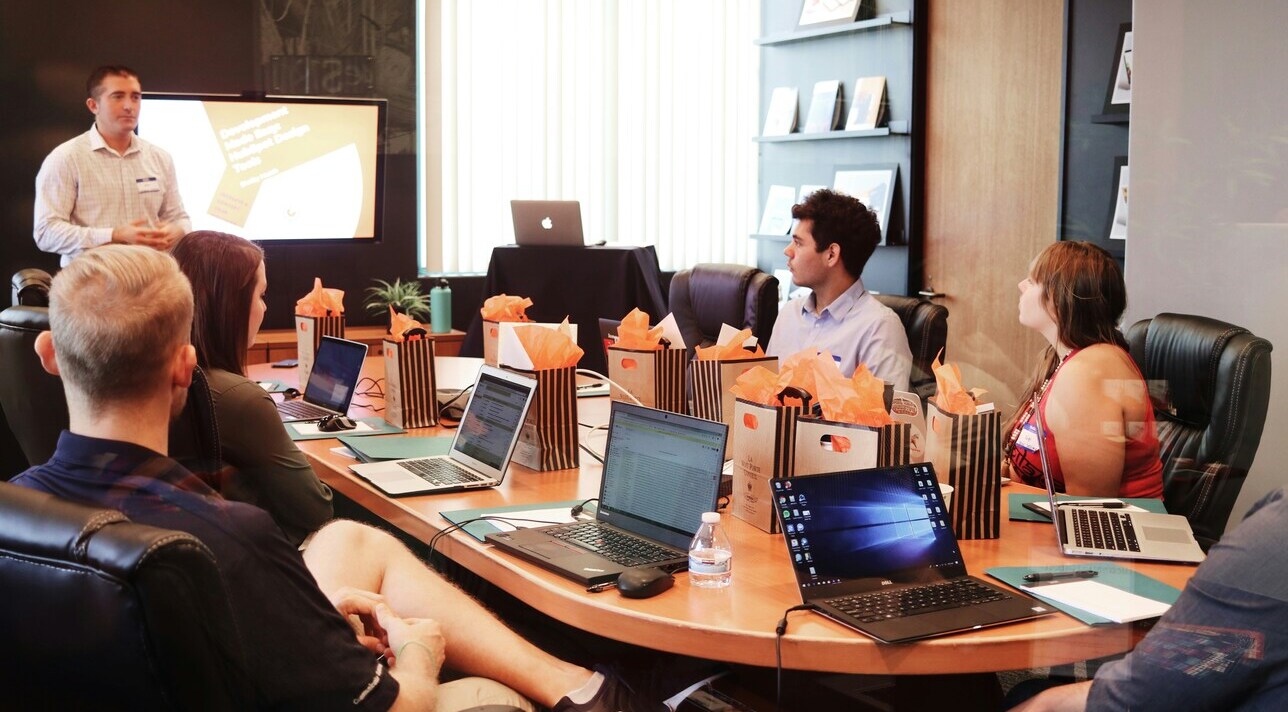 Zenzap vs Microsoft Teams: Which company messaging tool offers better security and task management in chat?