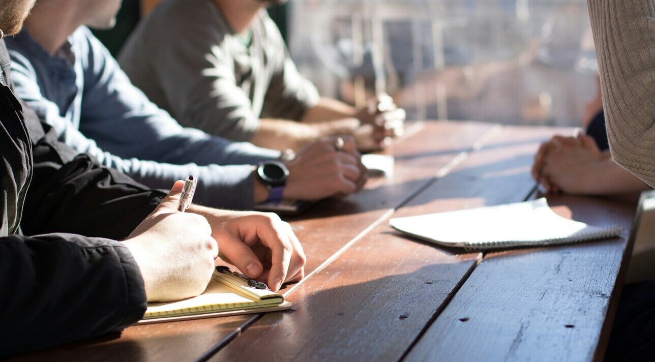 Work chat apps: Why direct messaging is vital for deskless team messaging