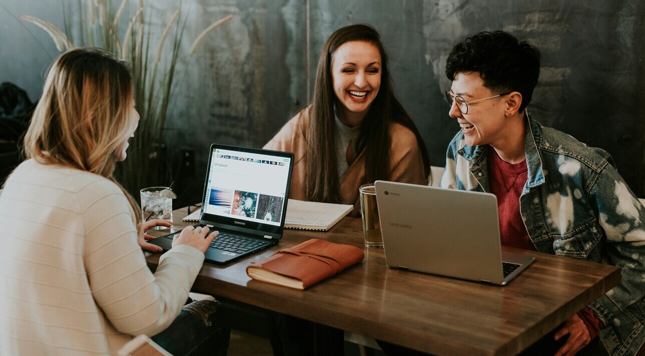 What features define the best work chat app for internal task alignment and threaded conversations?