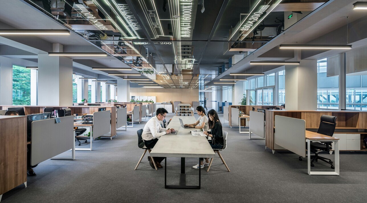 Where does franchise team chat meet the needs of retail communication tools and deskless team messaging?