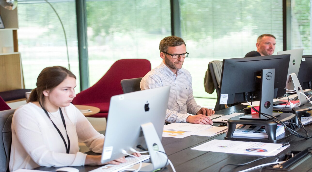 Group Text vs. Group Chat: Why Your Team Still Hasn’t Made the Switch